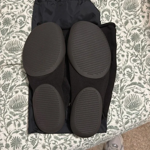 Yeezy Pods Size 2 (9-11) Tried on - Picture 4 of 4